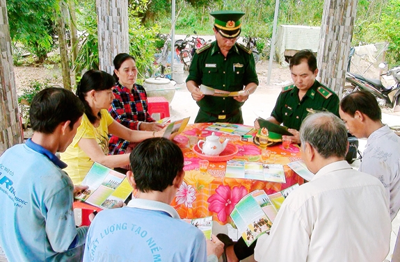 Cán bộ, đảng viên của Đồn Biên phòng Thuận Bình tư vấn cho người dân về phát triển sản xuất.